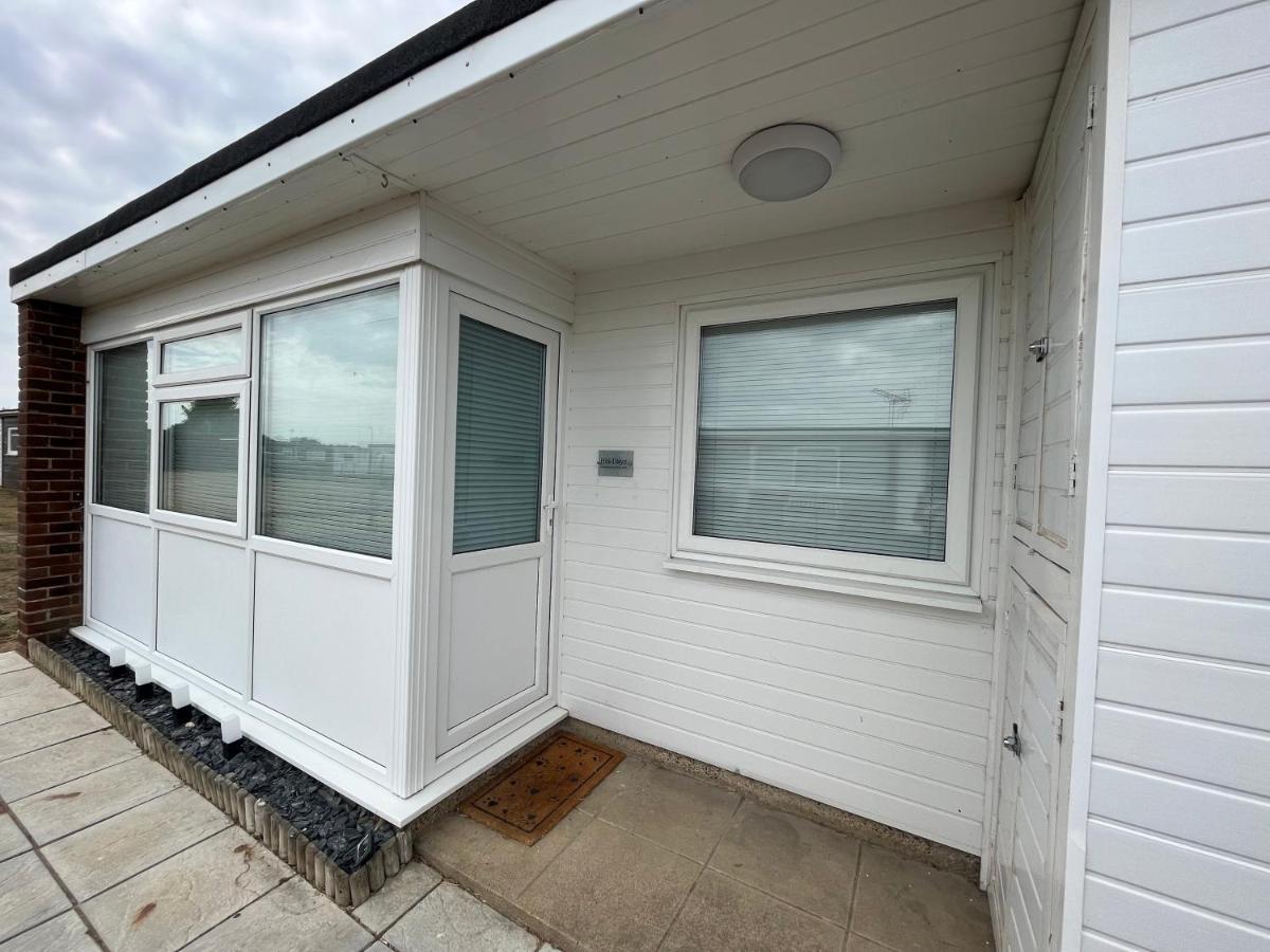 Holidayz Chalet 58: Pet-Friendly Beach Retreat in Hemsby Exterior photo